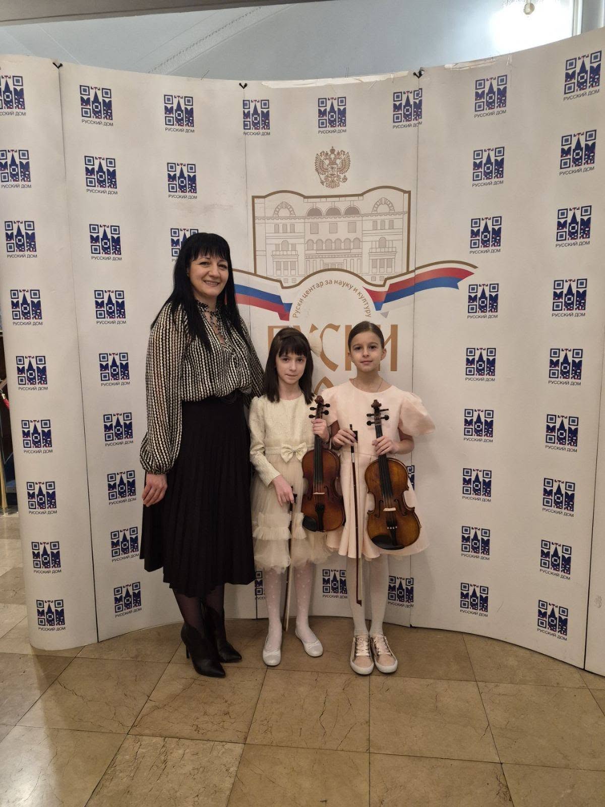 Naše učenice na Međunarodnom festivalu slovenske muzike u Beogradu